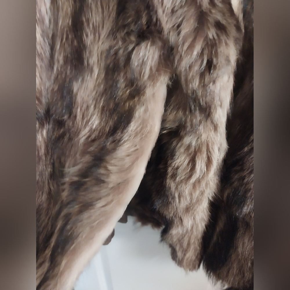 Luxurious fur coat ** READ DESCRIPTION** - Picture 5 of 8